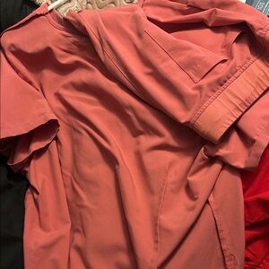 Rose pink scrub set 
Top is xxl
Bottoms are xl jogger